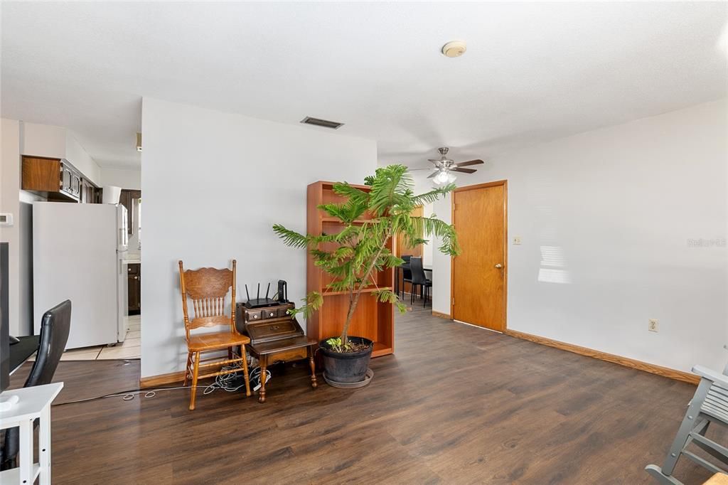 For Sale: $200,000 (2 beds, 1 baths, 943 Square Feet)