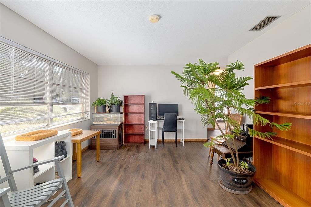 For Sale: $200,000 (2 beds, 1 baths, 943 Square Feet)