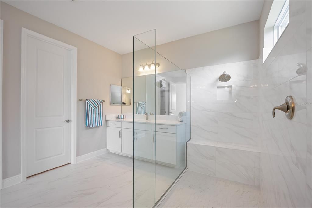 Main bathroom with a bench in the walk-in shower