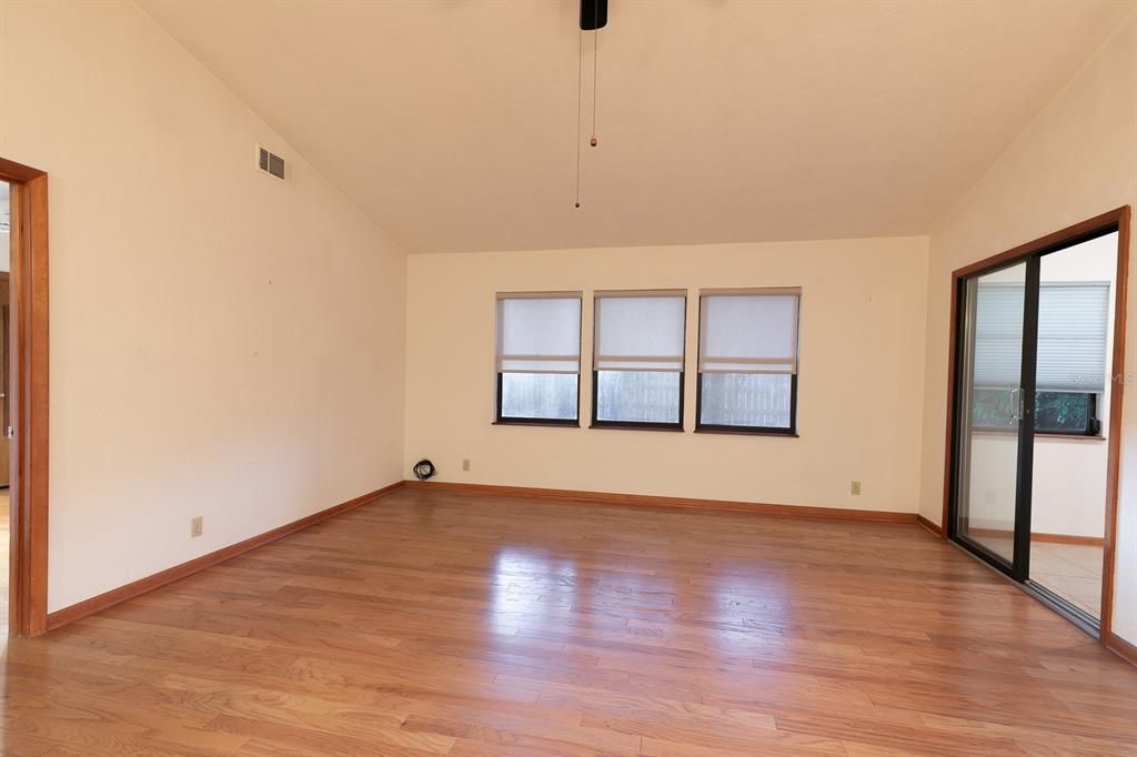 For Sale: $230,000 (2 beds, 2 baths, 1195 Square Feet)