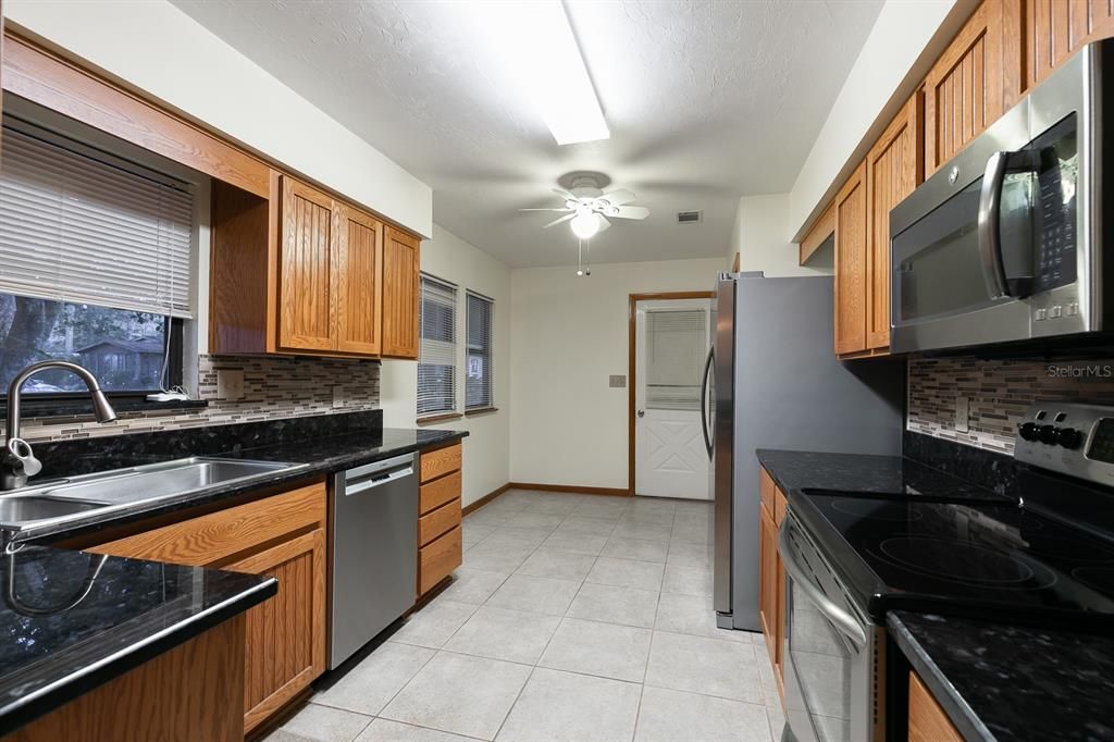 For Sale: $230,000 (2 beds, 2 baths, 1195 Square Feet)