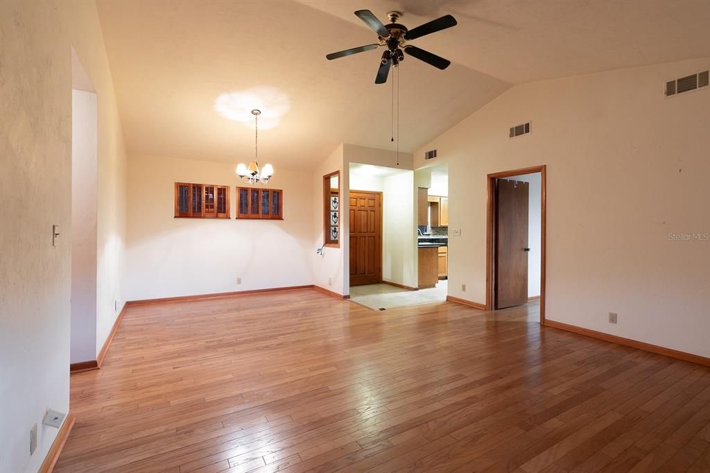 For Sale: $230,000 (2 beds, 2 baths, 1195 Square Feet)