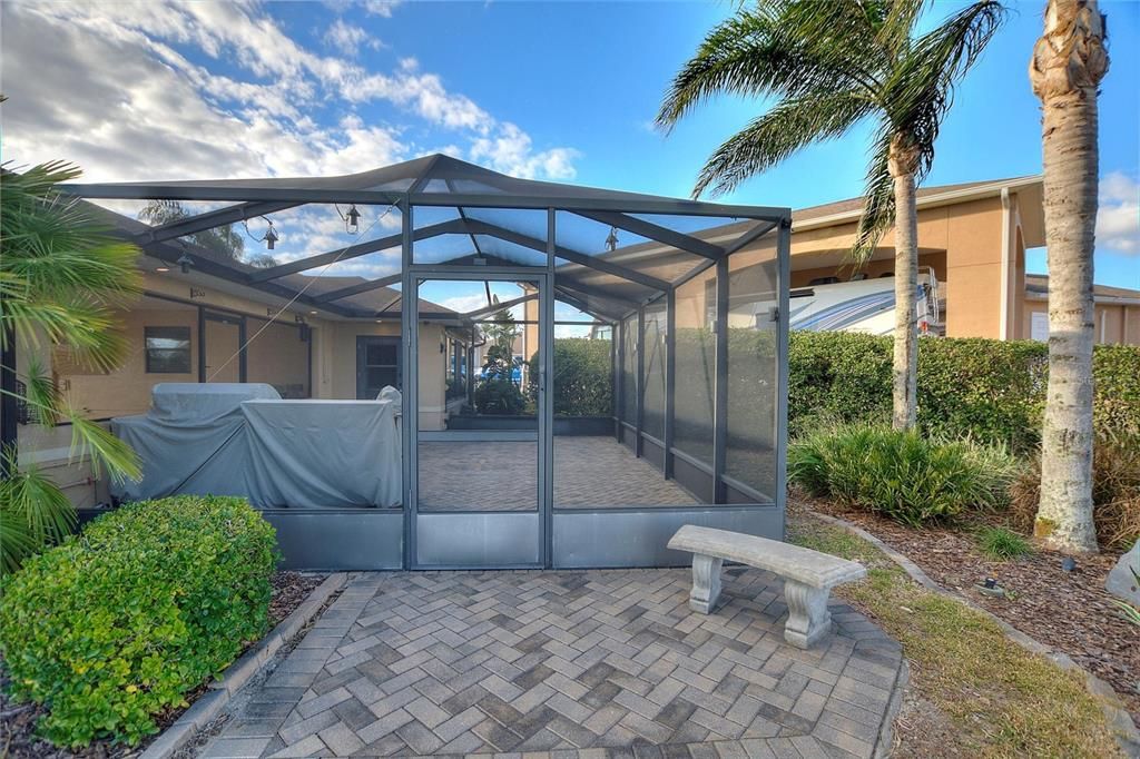 25' X 19' SCREEN ROOM WITH OUTDOOR KITCHEN