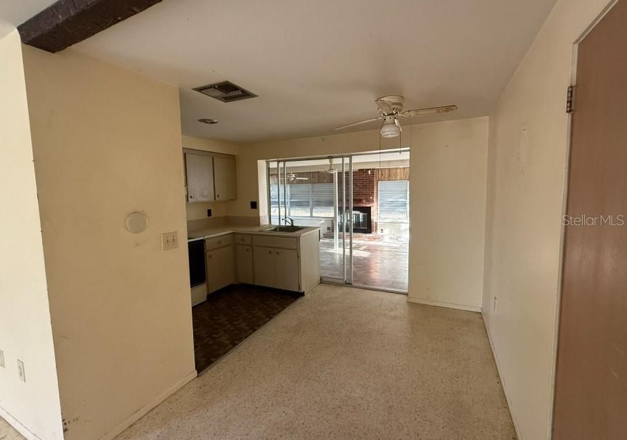 For Sale: $199,990 (2 beds, 1 baths, 1153 Square Feet)