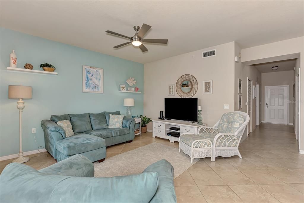 For Sale: $299,999 (2 beds, 2 baths, 1156 Square Feet)