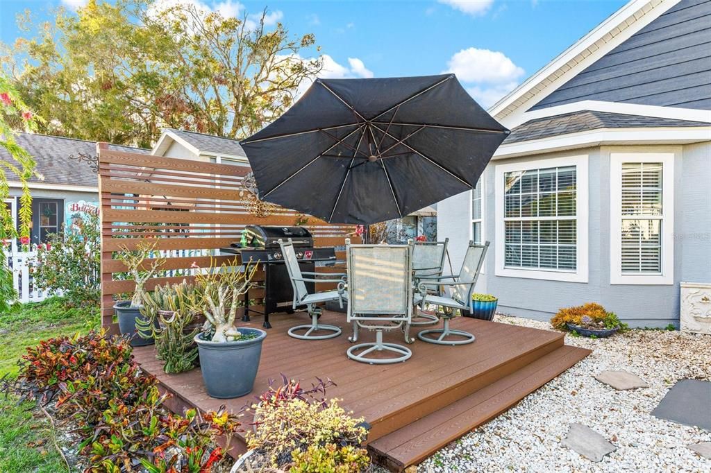 Backyard Deck for relaxing