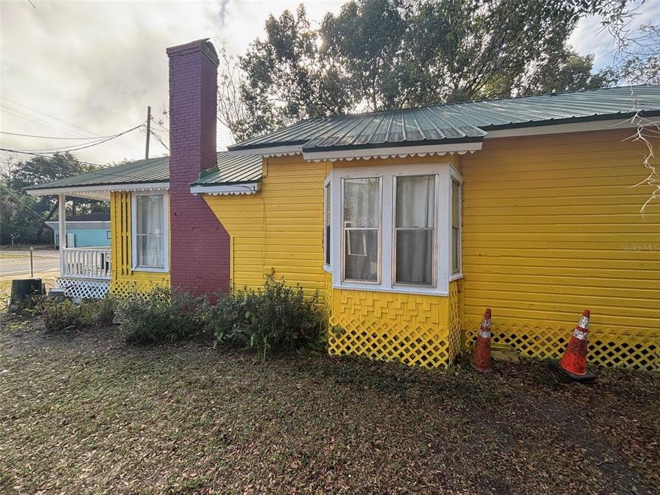 For Sale: $179,000 (2 beds, 1 baths, 982 Square Feet)