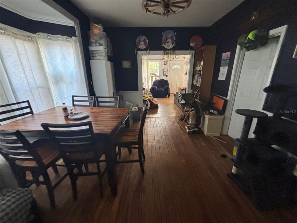 For Sale: $179,000 (2 beds, 1 baths, 982 Square Feet)