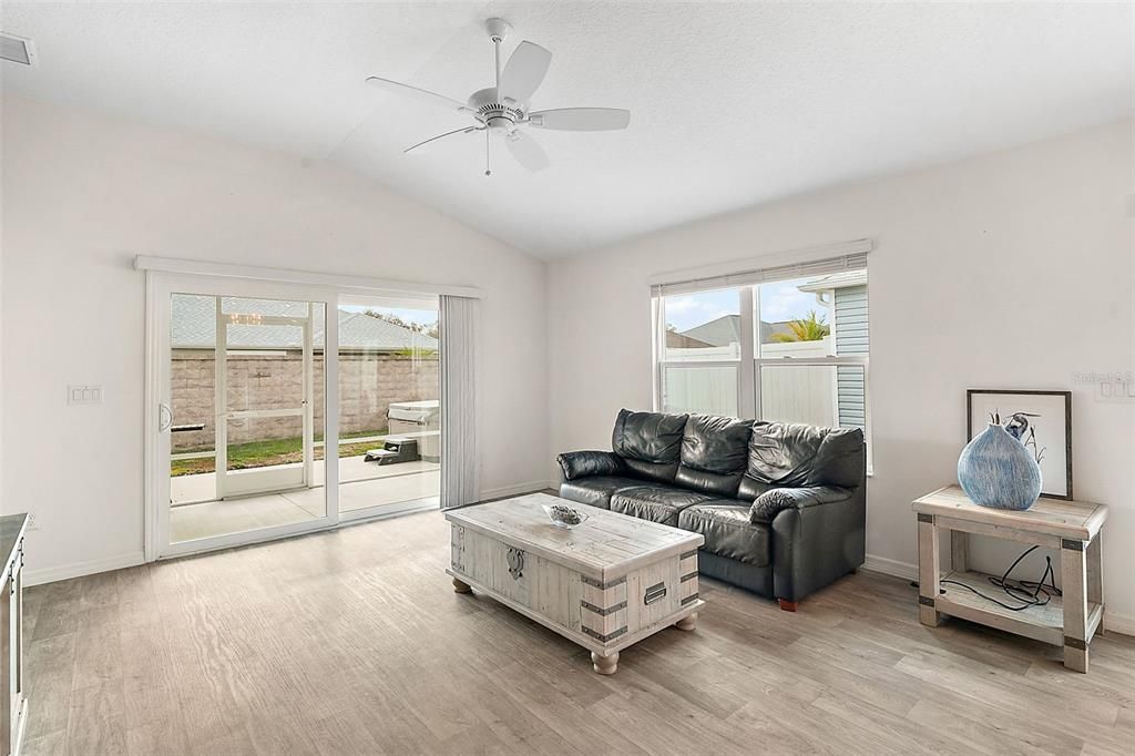 For Sale: $389,900 (3 beds, 2 baths, 1484 Square Feet)