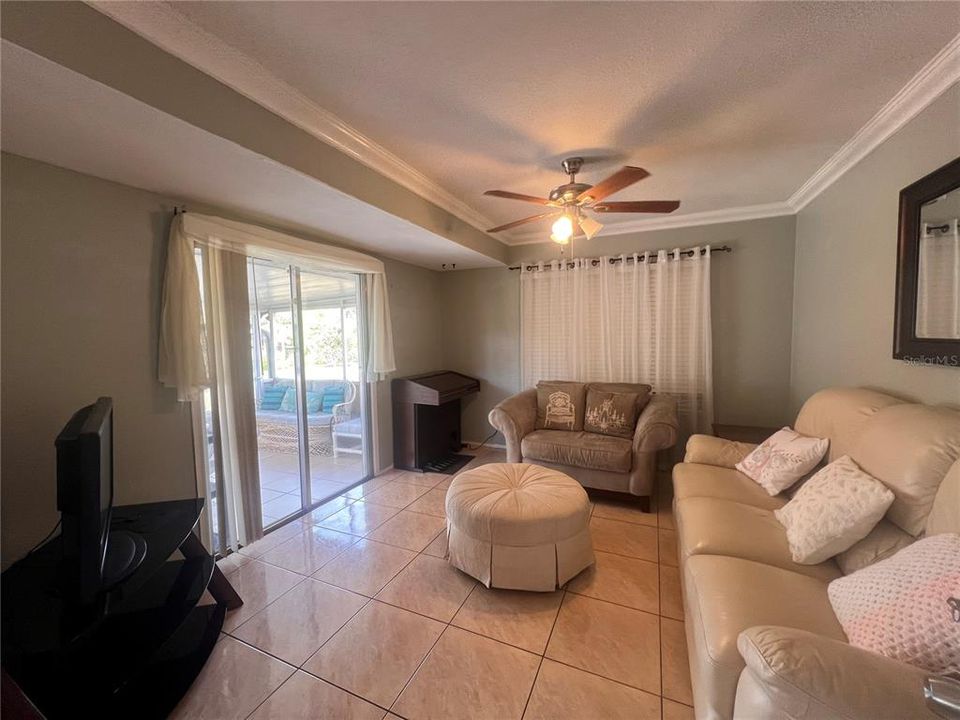 Sitting room/Tv room with lanai access