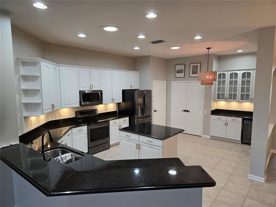 For Sale: $749,900 (4 beds, 2 baths, 2564 Square Feet)