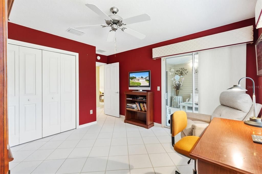 Guest Bedroom with Access to Lanai