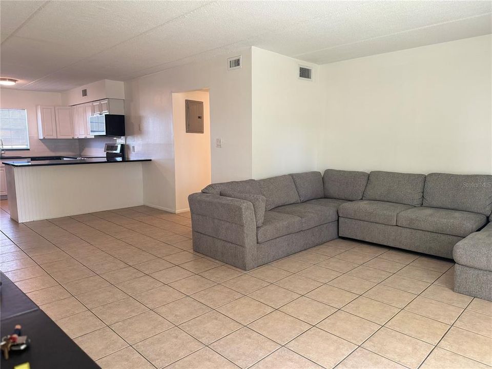 For Sale: $175,000 (2 beds, 1 baths, 920 Square Feet)