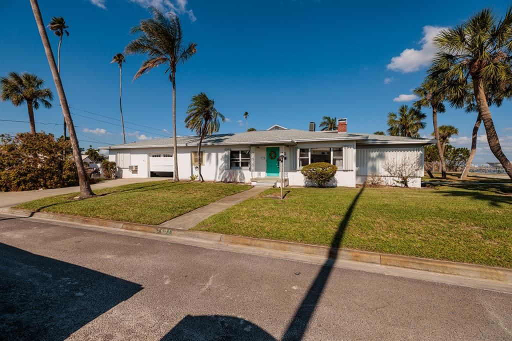 For Sale: $1,899,900 (3 beds, 3 baths, 1926 Square Feet)