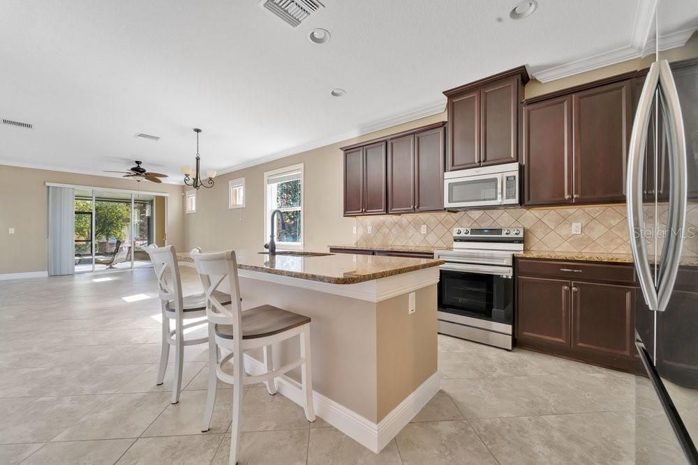 Kitchen with breakfast bar