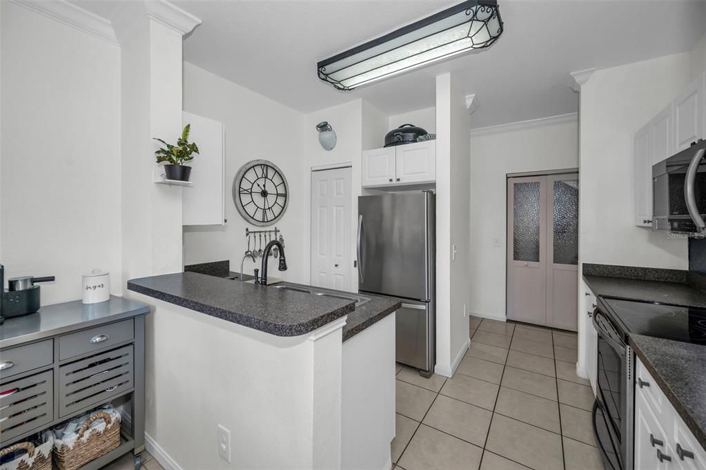 Kitchen with breakfast bar