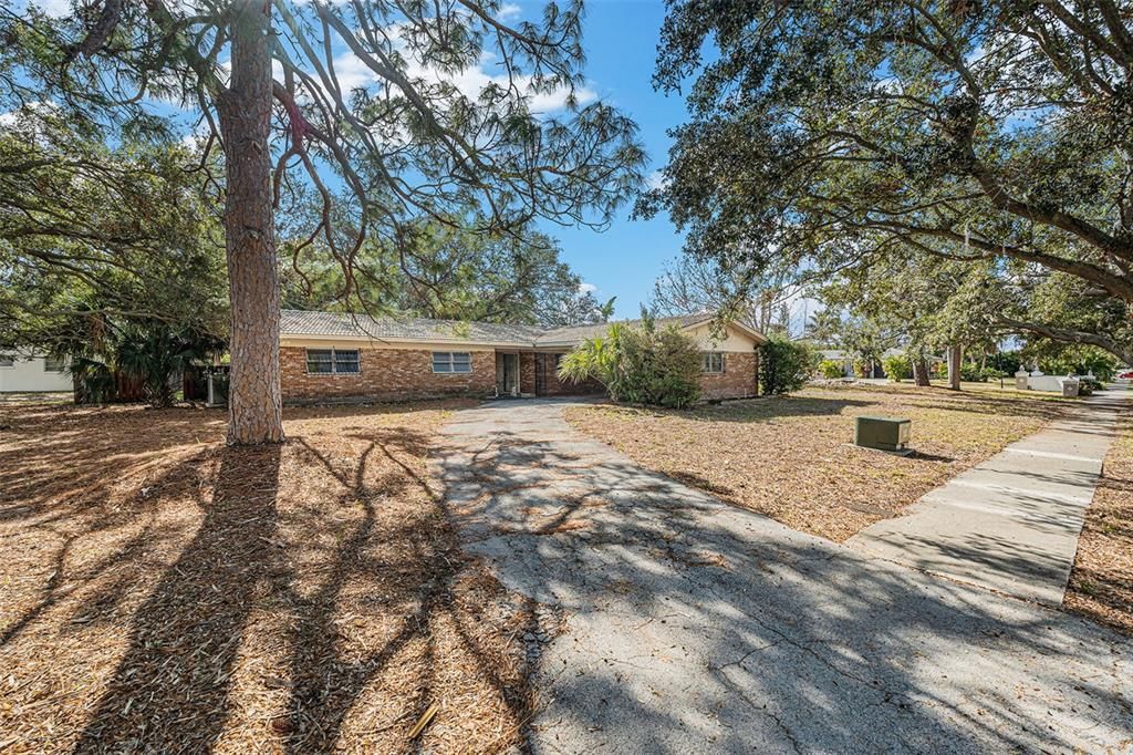 For Sale: $750,000 (4 beds, 2 baths, 1806 Square Feet)