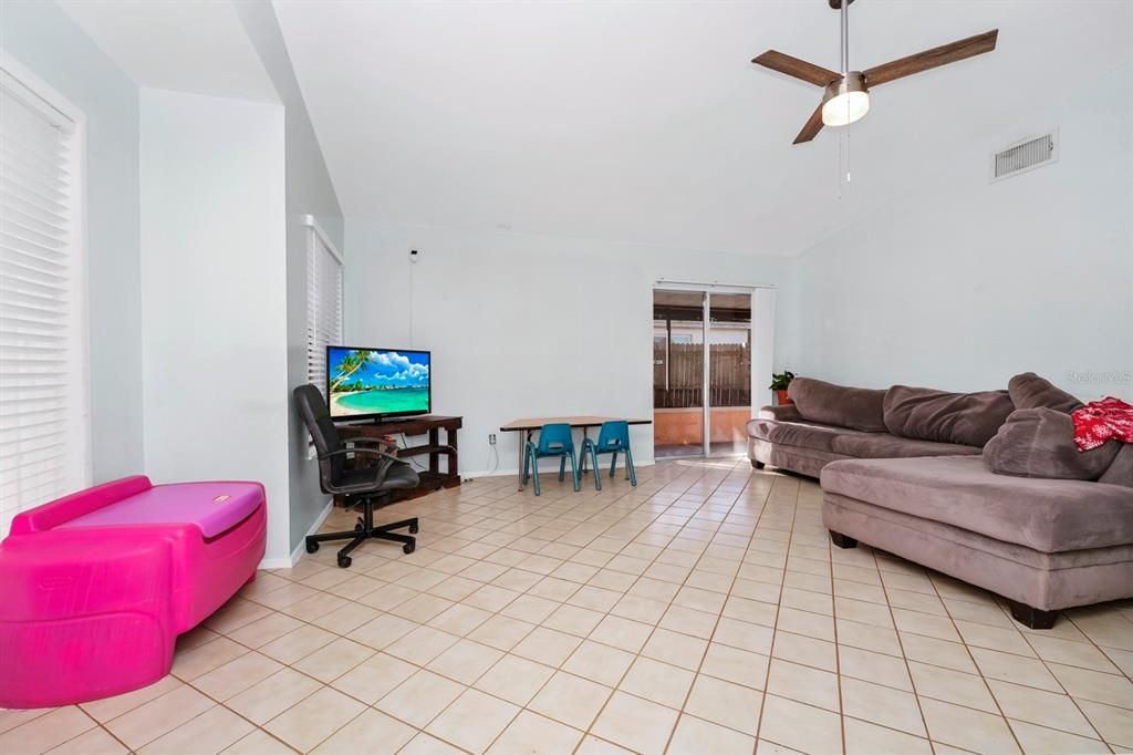 For Sale: $100,000 (2 beds, 2 baths, 1290 Square Feet)