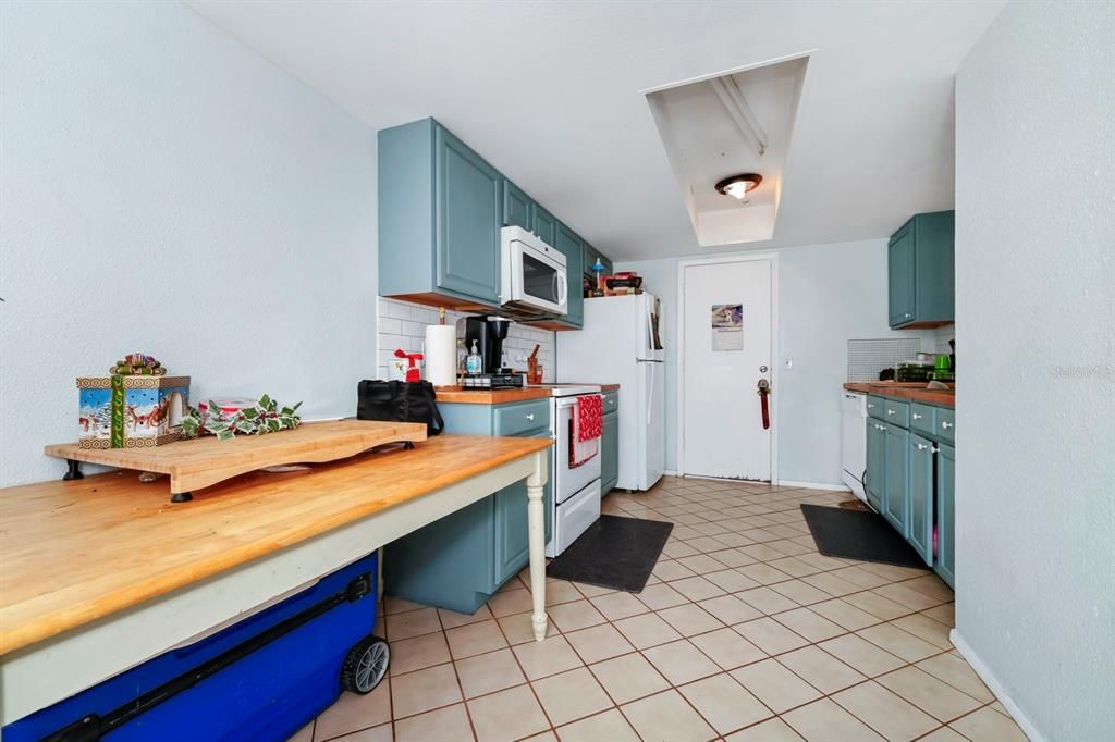 For Sale: $100,000 (2 beds, 2 baths, 1290 Square Feet)