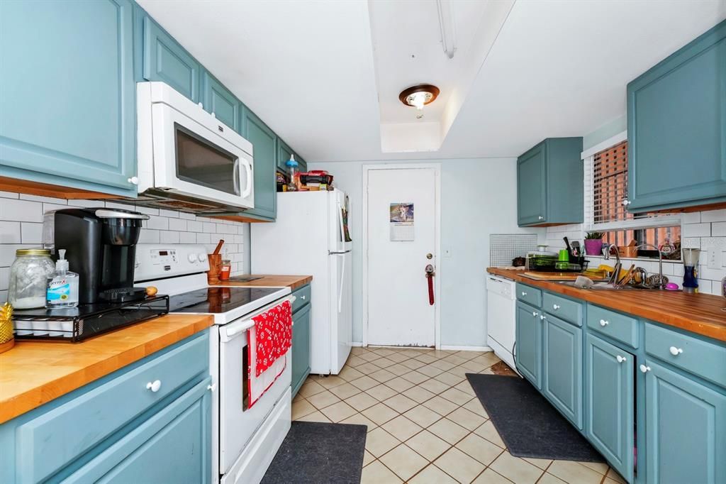 For Sale: $100,000 (2 beds, 2 baths, 1290 Square Feet)