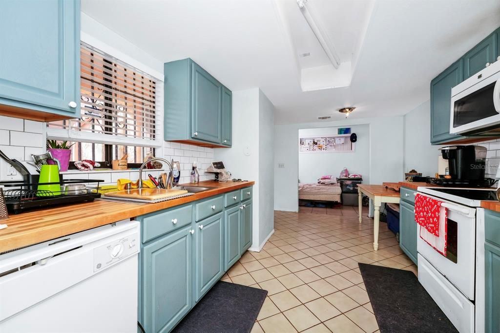 For Sale: $100,000 (2 beds, 2 baths, 1290 Square Feet)