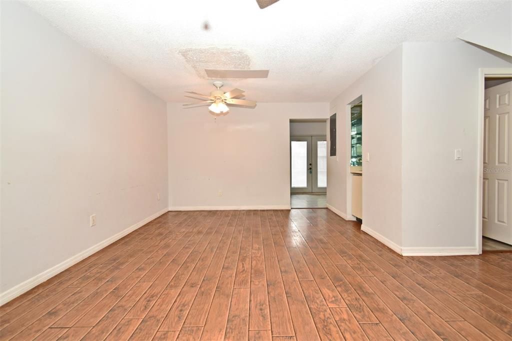 For Sale: $225,000 (2 beds, 2 baths, 1031 Square Feet)