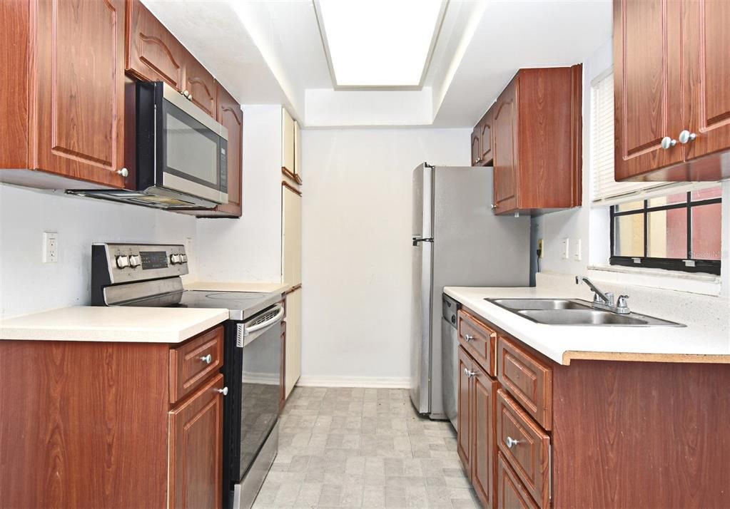 For Sale: $225,000 (2 beds, 2 baths, 1031 Square Feet)