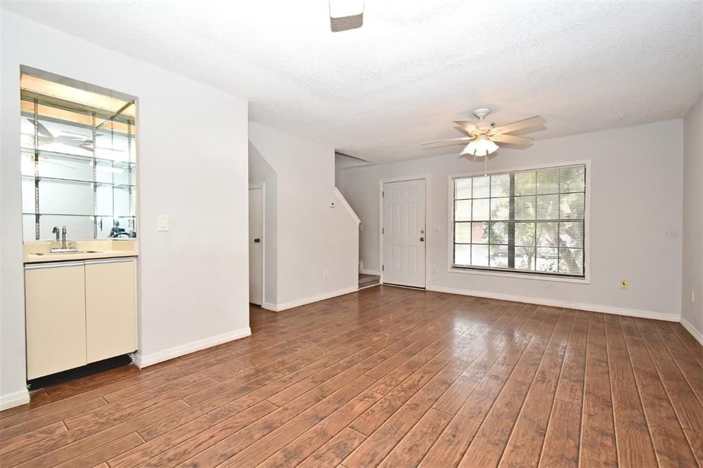 For Sale: $225,000 (2 beds, 2 baths, 1031 Square Feet)