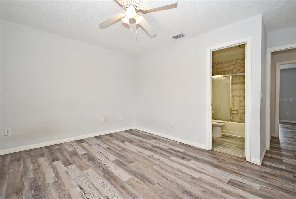 For Sale: $225,000 (2 beds, 2 baths, 1031 Square Feet)