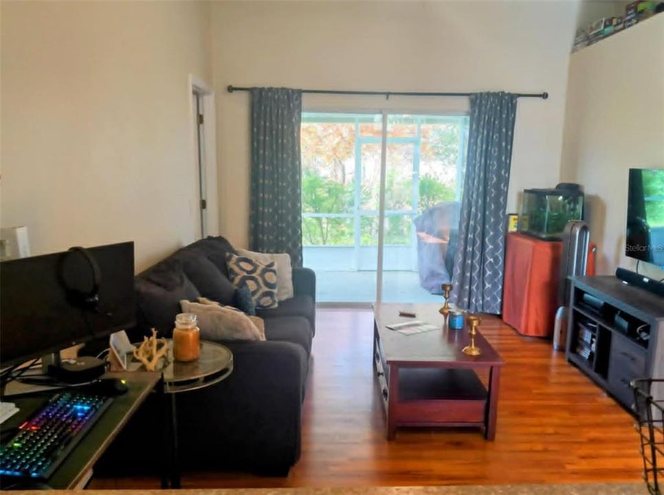 For Sale: $285,000 (3 beds, 2 baths, 1001 Square Feet)