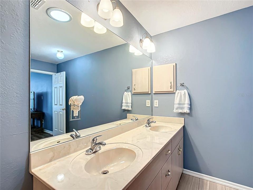 For Sale: $274,900 (2 beds, 2 baths, 1428 Square Feet)