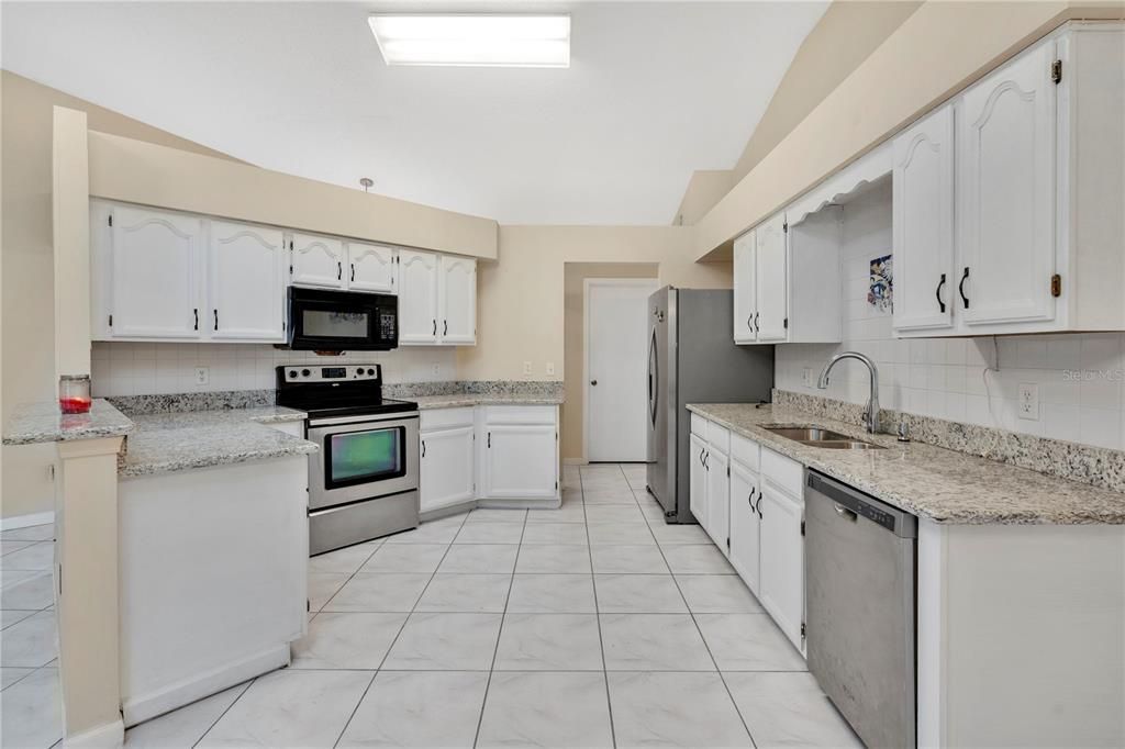 For Sale: $357,000 (3 beds, 2 baths, 1406 Square Feet)