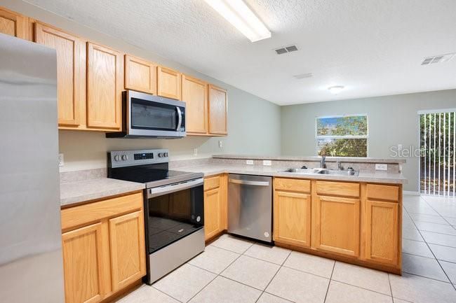 For Sale: $299,900 (2 beds, 2 baths, 1296 Square Feet)