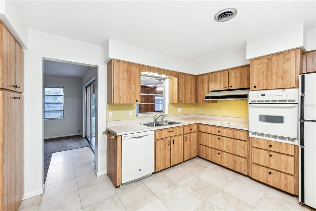 For Sale: $474,900 (4 beds, 2 baths, 1992 Square Feet)