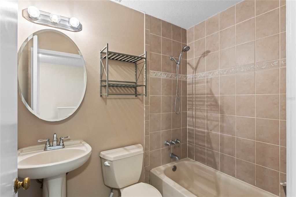 For Sale: $275,000 (2 beds, 1 baths, 1359 Square Feet)