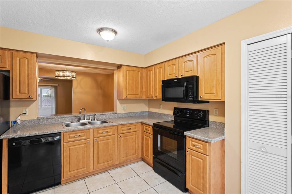 For Sale: $275,000 (2 beds, 1 baths, 1359 Square Feet)