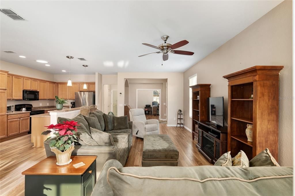 For Sale: $279,500 (2 beds, 2 baths, 1556 Square Feet)