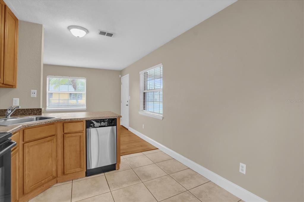 For Sale: $179,888 (2 beds, 1 baths, 677 Square Feet)