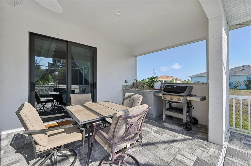 Wet bar on Lanai