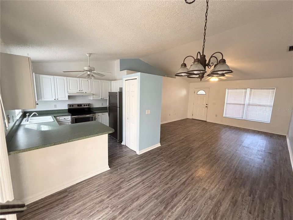 For Sale: $275,000 (3 beds, 2 baths, 1190 Square Feet)