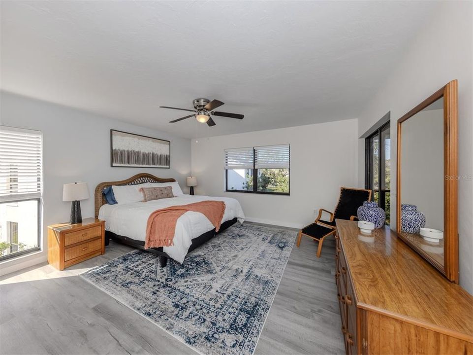 For Sale: $269,000 (2 beds, 2 baths, 1122 Square Feet)