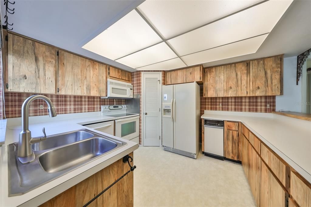 For Sale: $350,000 (2 beds, 2 baths, 1300 Square Feet)