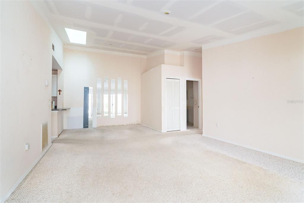 Living / dining room area with open access to the kitchen and breakfast bar