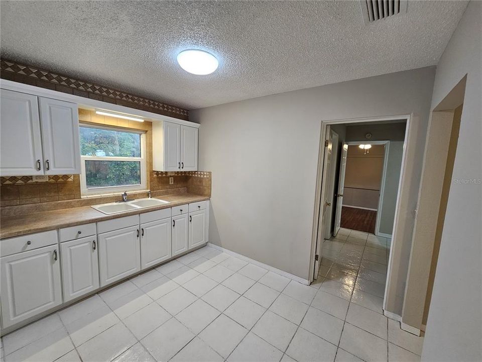 For Sale: $225,000 (3 beds, 1 baths, 856 Square Feet)