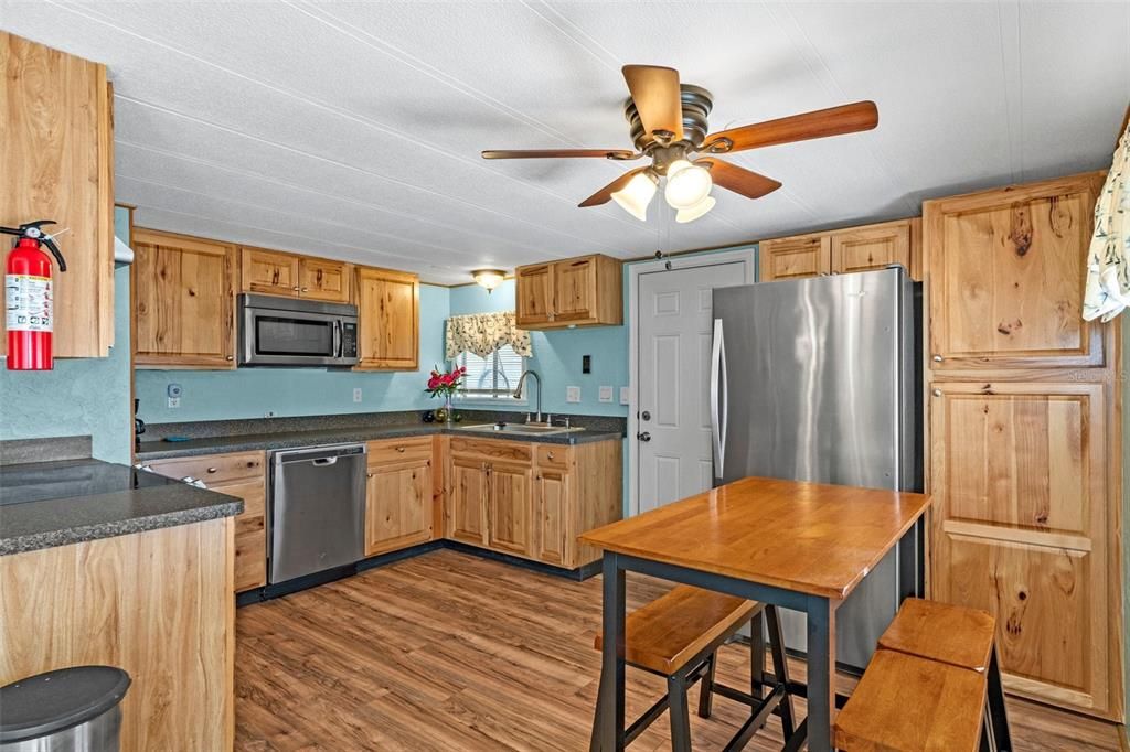 For Sale: $139,900 (2 beds, 2 baths, 768 Square Feet)