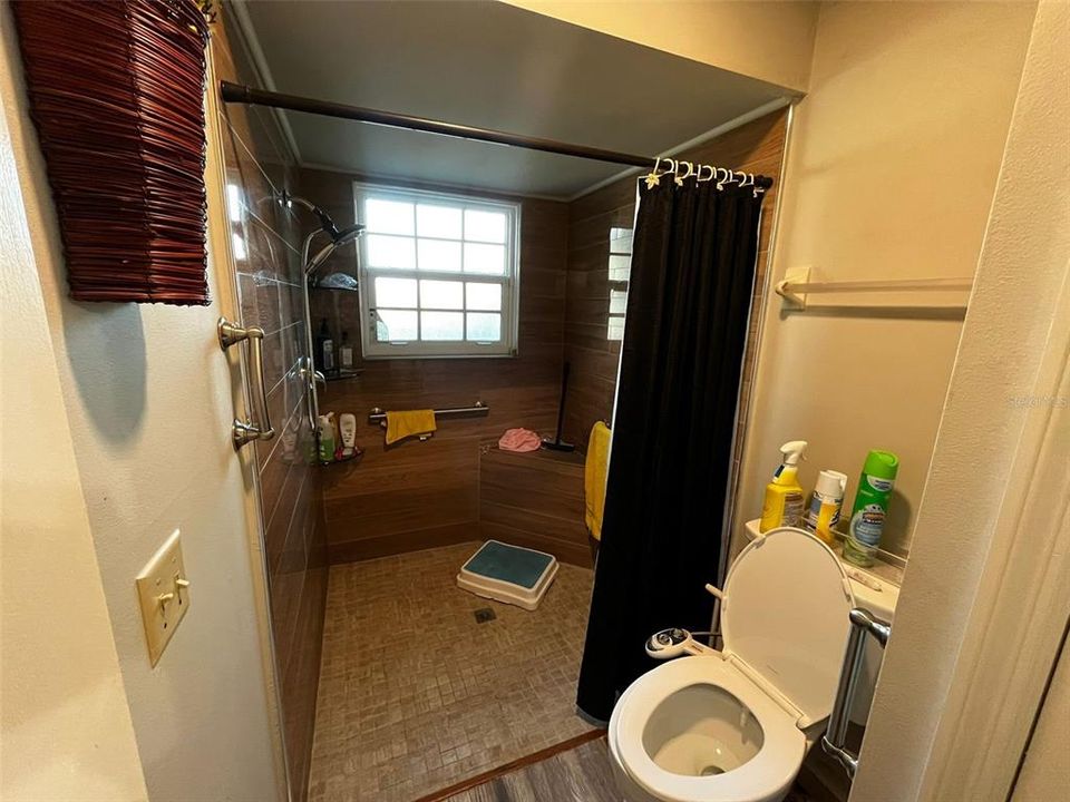 For Sale: $209,900 (1 beds, 1 baths, 836 Square Feet)