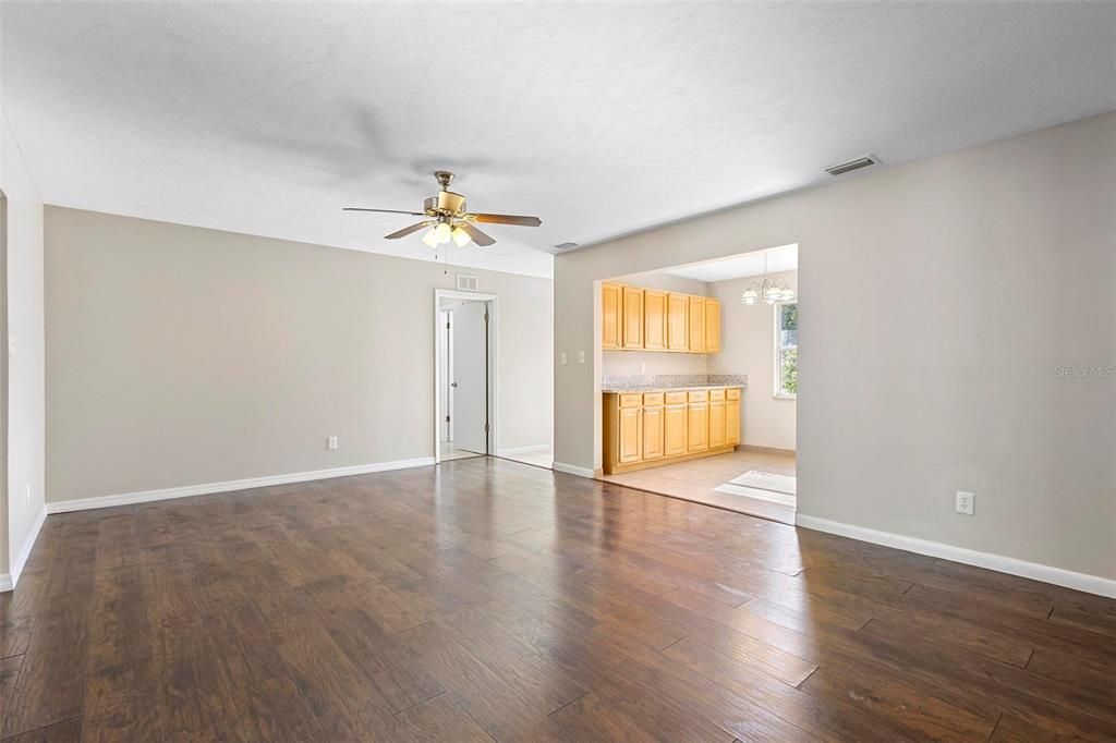 For Sale: $349,900 (4 beds, 2 baths, 1709 Square Feet)