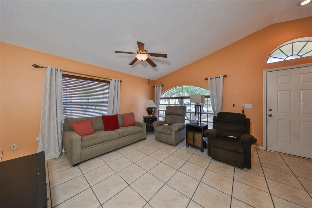 For Sale: $299,900 (3 beds, 2 baths, 1146 Square Feet)