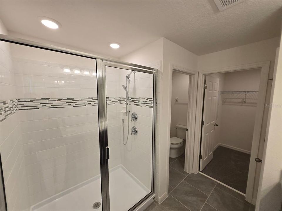 Master shower, separate room for toilet and closer