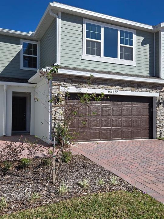 Double garage. Electric door.